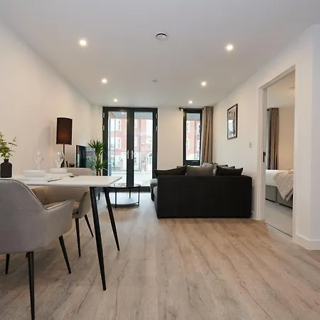 Apartment Centre Pad - Free Parking *